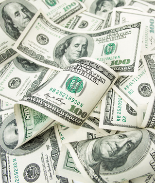 Des billets de 100$ cachés dans les rues de Paris : une chasse au trésor à suivre sur Twitter