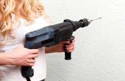 Les femmes, la nouvelle cible des enseignes de bricolage