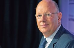 Pflimlin se débat pour défendre son bilan