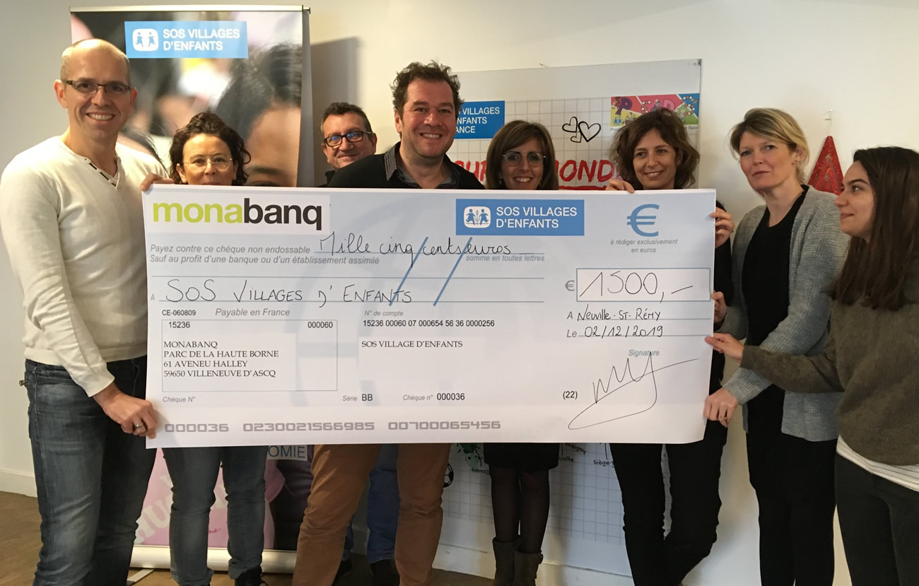 Monabanq remet un chèque à SOS Villages d'Enfants Monabanq remet un chèque à SOS Villages d'Enfants
