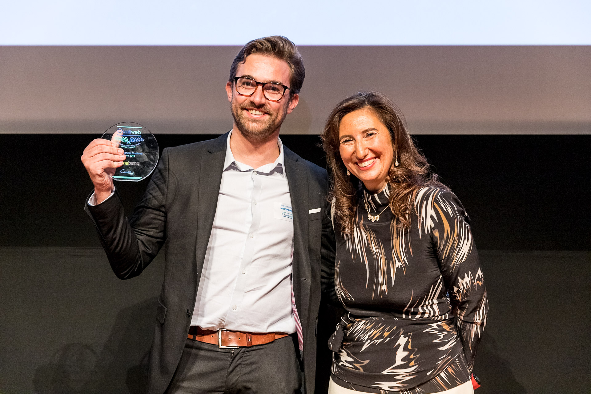 Pierre Gilmant (à gauche), Responsable du Service Client de Monabanq, lors de la remise du trophée.